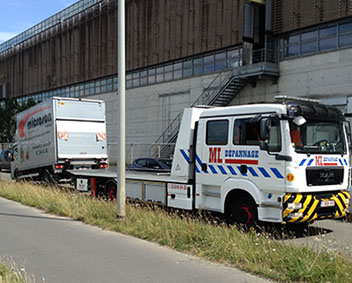 Voiture de dépannage avec plateau coulissant