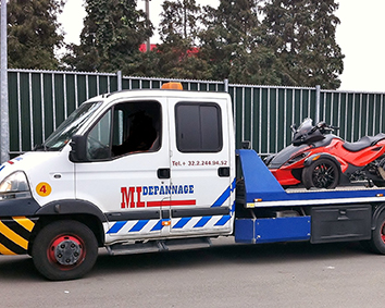 Voiture de dépannage avec plateau coulissant