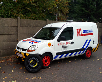 Service vehicle for roadside assistance