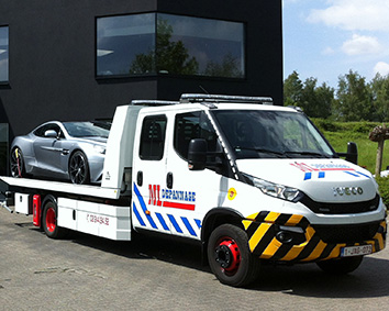 Tow truck with slide bed and swan neck spec-lift