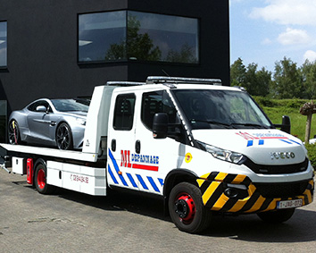 Voiture de dépannage avec plateau coulissant et un panier réglable et ouvrant