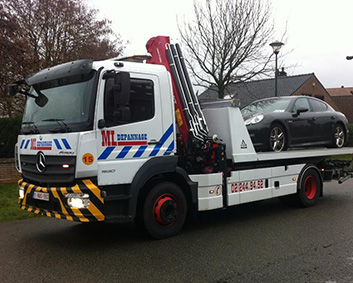 Voiture de dépannage avec plateau coulissant